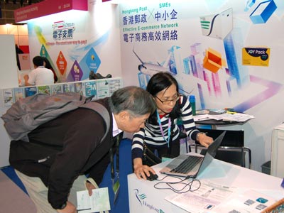 Hongkong Post staff demonstrated the use of various online platforms