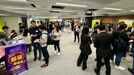 Hongkong Post took the opportunity to exchange views with industry partners, logistics platforms and e-commerce companies on the development of e-commerce. The conference not only facilitated the networking among industry players, but also the discussion on one-stop cross-border logistics solutions. It also provided a platform for e-commerce companies to work closely with Hongkong Post to grasp the market pulse, tapping into business opportunities arising from the emerging markets along the Belt and Road and in the Middle East, and exploring trade cooperation! Hongkong Post took the opportunity to exchange views with industry partners, logistics platforms and e-commerce companies on the development of e-commerce. The conference not only facilitated the networking among industry players, but also the discussion on one-stop cross-border logistics solutions. It also provided a platform for e-commerce companies to work closely with Hongkong Post to grasp the market pulse, tapping into business opportunities arising from the emerging markets along the Belt and Road and in the Middle East, and exploring trade cooperation!